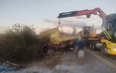 Caminhoneiro morre após veículo que dirigia tombar em Ibipitanga