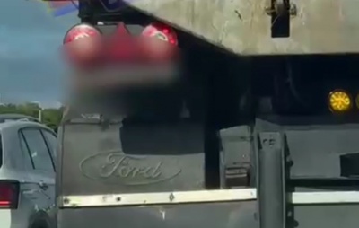 Caminhão é flagrado com placa dobrada na Avenida Paralela