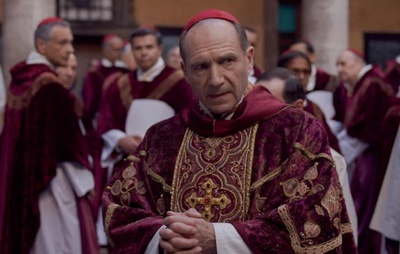 'Conclave' volta aos cinemas do Brasil dias após a morte do papa Francisco; Salvador não terá sessão