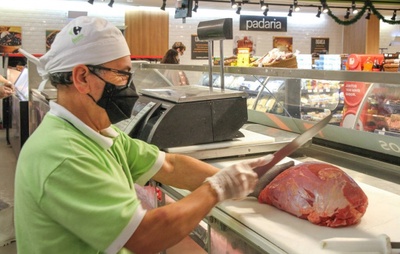 JBS e Masterboi suspendem fornecimento de carne para o Carrefour