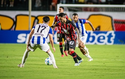 Vitória desperdiça chances, sofre gol do Cerro Largo e é derrotado no Barradão