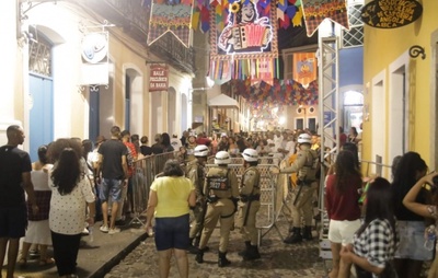 Lotado, Largo do Pelourinho tem acesso temporariamente fechado nesta segunda-feira