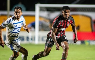 Vitória confirma rompimento de ligamentos do tornozelo de Jamerson