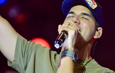 VÍDEO: No calor do forró, Zé Vaqueiro desce do palco e canta no meio da galera em Salvador