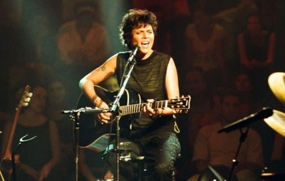 Cássia Eller é homenageada em turnê "Corona Luau MTV" com Nando Reis, Céu e Os Garotin