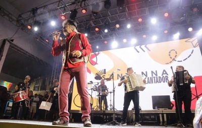 Último dia de São João da Bahia no Pelourinho começa com Santanna, o Cantador