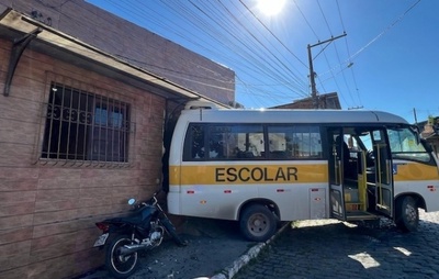 Micro-ônibus escolar desce ladeira desgovernado e invade imóvel em cidade baiana