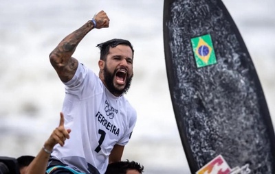Líder do ranking, Italo Ferreira dá show, voa e avança em Gold Coast