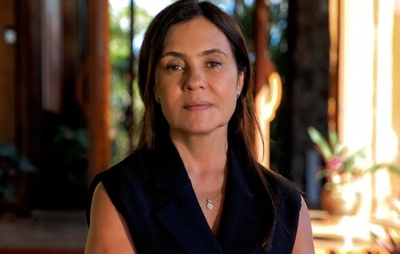 Após planejar aposentadoria, Adriana Esteves renova contrato com a Globo para nova produção