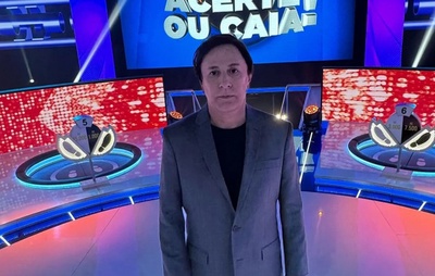 Humorista sofre acidente durante gravação do 'Acerte e Ganhe' da Record e deixa emissora em ambulância