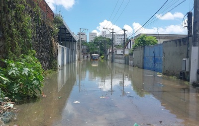 VÍDEO: Micro-ônibus fica submerso na região da Brasil Gás, em Salvador