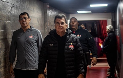 Fábio Mota pede desculpas após 8 a 0 sofrido pelo Vitória: "Estou me sentindo humilhado"
