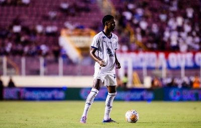 Bahia dispensa lateral Lucyan por indisciplina após passagem curta