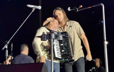 VÍDEO: Dorgival Dantas leva filho para cantar no palco do São João da Bahia no Parque de Exposições