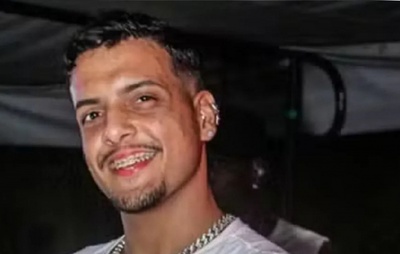 Cantor de pagode morre espancado após ser retirado à força de casa em Lauro de Freitas