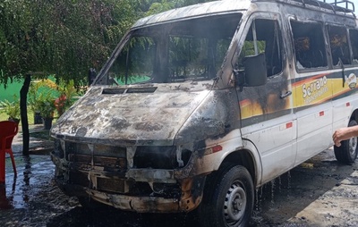 Van estacionada é destruída por fogo em cidade do Oeste baiano