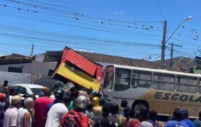 Ônibus escolar colide com trailer em Miguel Calmon; mulher morre e trânsito é afetado