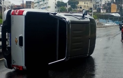 Carro capota na Mário Leal Ferreira (Bonocô) e causa congestionamento em Salvador