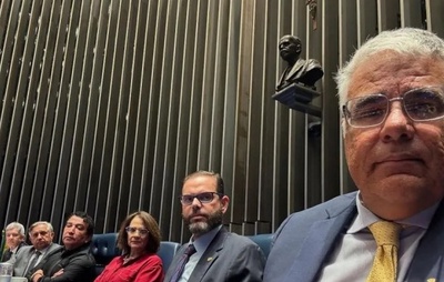 Oposição Ocupa Mesa do Senado em Protesto por Anistia e Análise de Impeachments