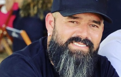Cantor de forró morre após passar mal durante apresentação no Norte baiano