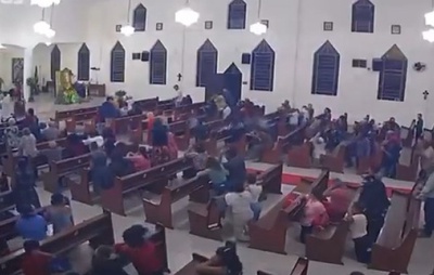 Fiéis se assustam em igreja na Bahia após rojão invadir e estourar em local