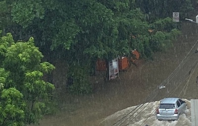 VÍDEO: Chuva provoca alagamento na rua Miguel Navarro Y Cañizares no bairro da Pituba, em Salvador