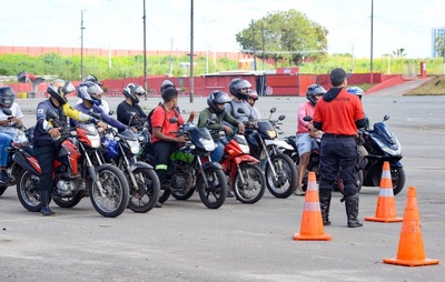 Transalvador oferece treinamento gratuito de pilotagem segura e distribui capacetes para motociclistas