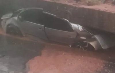 Carro é esmagado por deslizamento de terra em Simões Filho