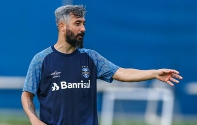 Ex-meia Douglas é considerado foragido após ter prisão decretada por dívida de pensão