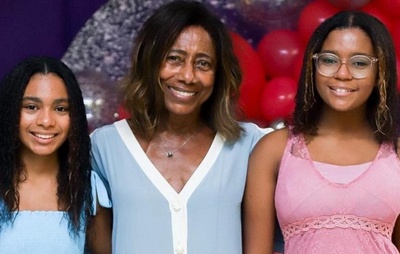 Filhas de Gloria Maria espalham cinzas da jornalista em lugar especial