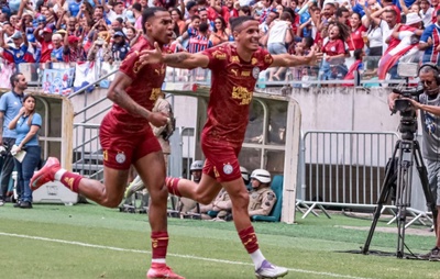 Sob olhares de Ancelotti, Bahia domina o Santos na Fonte Nova com show de Everton Ribeiro e golaço de Juba