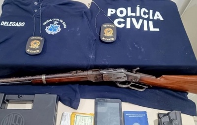 PM apreende arma de fogo e coletes falsos da Polícia Civil em Vitória da Conquista