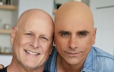 John Stamos, de ‘Três é Demais’, se pronuncia após críticas por usar ‘falsa careca’ para apoiar colega com câncer