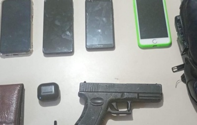 PM prende homens suspeitos de assalto e apreende réplica de arma de fogo