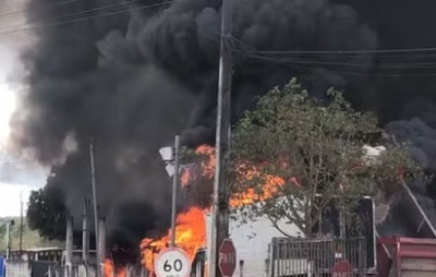 Motorista morre eletrocutado após caminhão atingir rede de alta tensão na BR-101 em Gandu