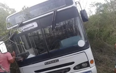 Ônibus que levava jovens a cerimônia da Igreja cai de ponte e mata duas pessoas