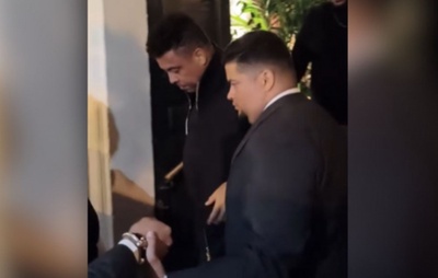 VÍDEO: Ronaldo Fenômeno é visto embriagado durante derrota de seu clube para o Barcelona
