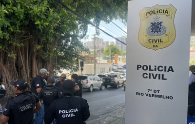 Polícia investiga caso de cão supostamente abandonado em via pública