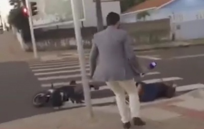Flagrante: Repórter da RIC TV Oeste socorre motociclista após acidente durante ao vivo