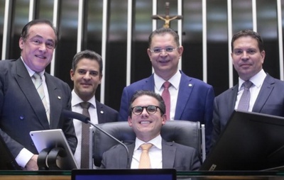 Bancada baiana se divide na votação de projeto que suspende ação contra Ramagem; veja como votaram os deputados