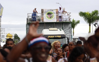Blocos afros desfilam e celebram a cultura da matriz africana na Micareta de Feira 2025