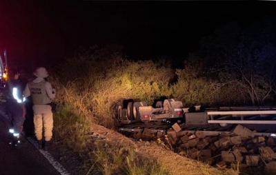 Motorista fica preso às ferragens após caminhão capotar na BR-330 no sudoeste baiano