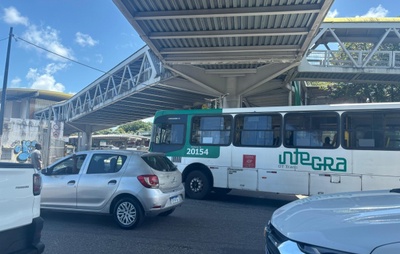 Ônibus é cercado pela PM em suposto assalto na Rodoviária de Salvador; passageiros pedem socorro