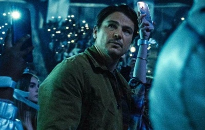 Josh Hartnett, de Oppenheimer, se envolve em acidente com viatura da polícia após gravações da Netflix