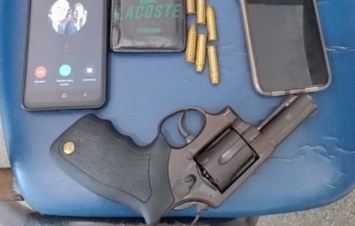 Polícia Militar detém dois homens e apreende arma durante abordagem em Itinga