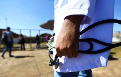 Número de estudantes de medicina cotista cresce em 10 anos, mas ainda são 9%; entenda