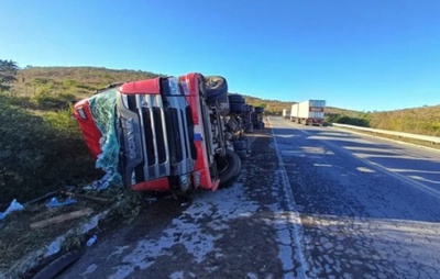 Mãe e bebê morrem em acidente com carreta na BR-116 em Poções