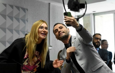 Virgínia diz na CPI que não ganhava com "cachê da desgraça" e senador viraliza ao pedir foto com a influenciadora
