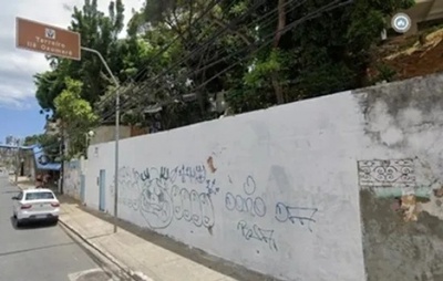 VÍDEO: Membro da Bamor picha muro da Casa de Oxumarê e terreiro denuncia ataque à liberdade religiosa
