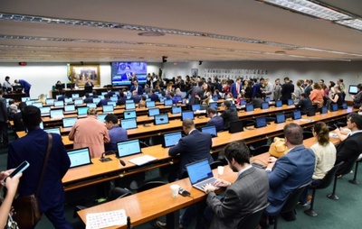 Câmara aprova aumento de pena para aliciamento online de crianças após vídeo de Felca
